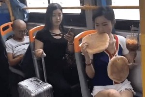 公交車上驚現(xiàn)女漢子，那一幕發(fā)生的事讓人大跌眼鏡！ ()